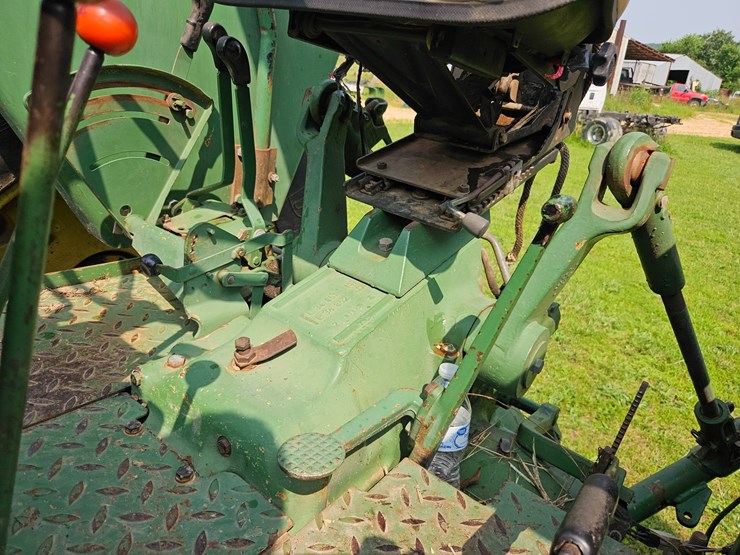 1982-john-deere-2940-image-32