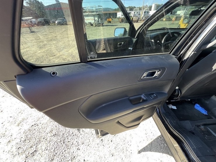 2018-ford-explorer-image-26