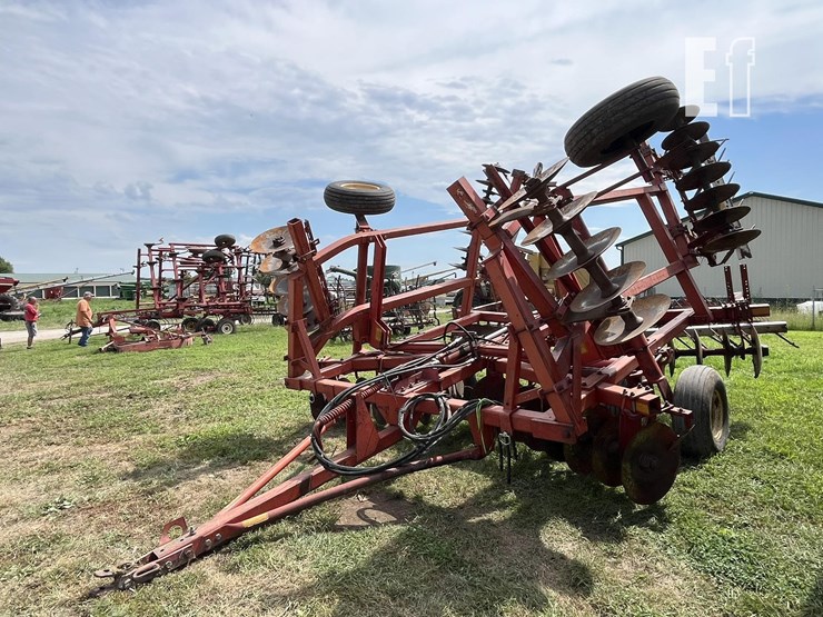 massey-ferguson-820-image-1