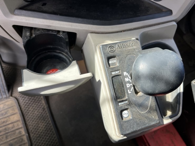2020-peterbilt-567-image-18