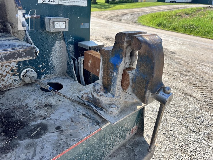 2005-peterbilt-335-image-34