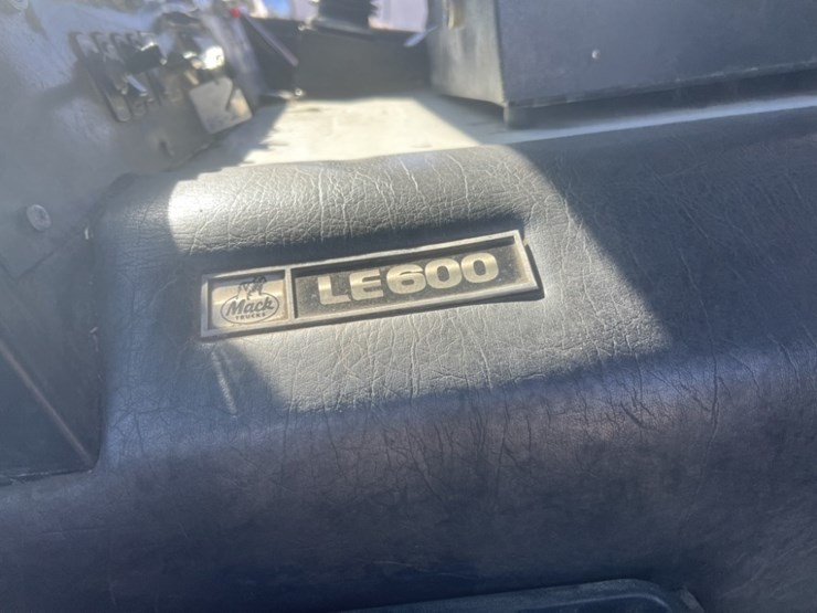 2013-mack-leu612-image-21