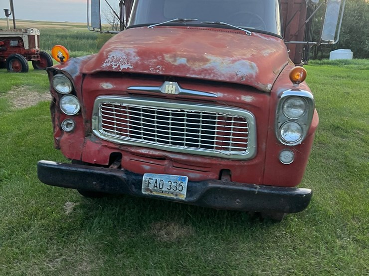 1961-ih--truck,-steel-box-and-hoist,-no-end-gate,-didnt-try-starting-it.-image-4