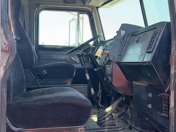 1994-peterbilt-377-image-22