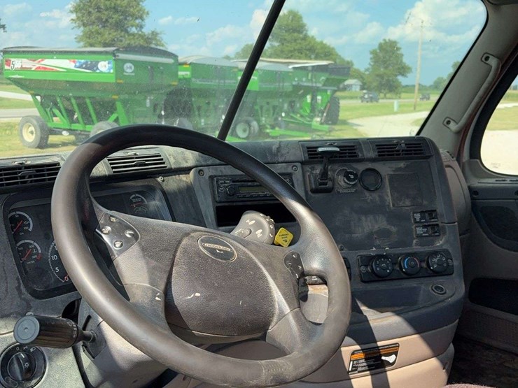 2015-freightliner-cascadia-125-image-21