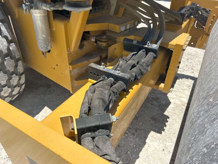 2018-caterpillar-cs54b-image-17