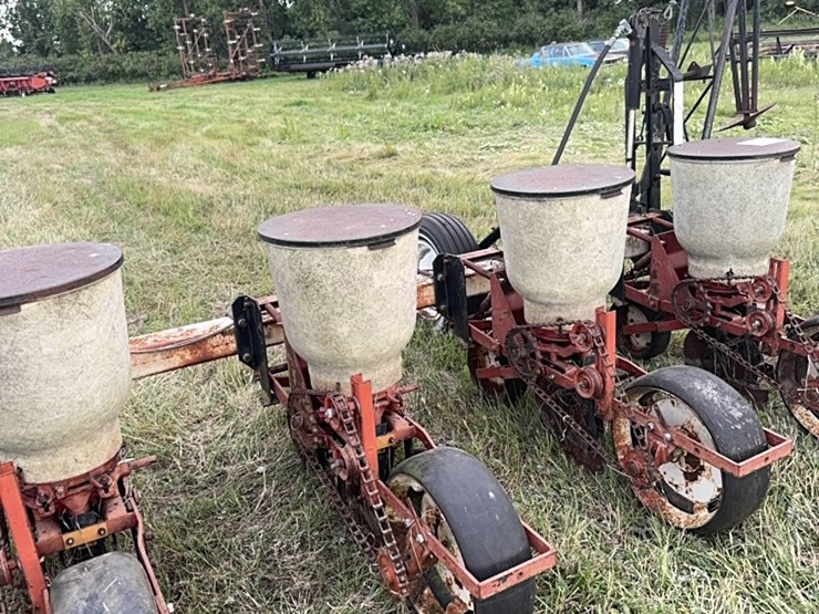 lilliston-8-row-planter-with-fiberglass-boxes,-been-sitting,-some-rust,-boxes-turn-free,-discs-need-loosened-up-image-9