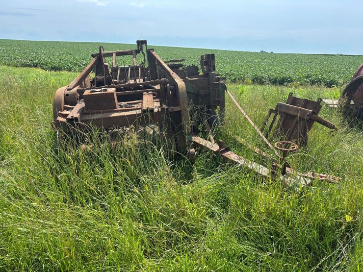 john-deere-side-chute-baler-image-1