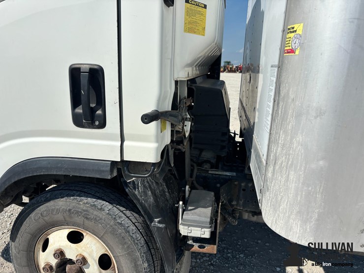2015-isuzu-npr-image-13
