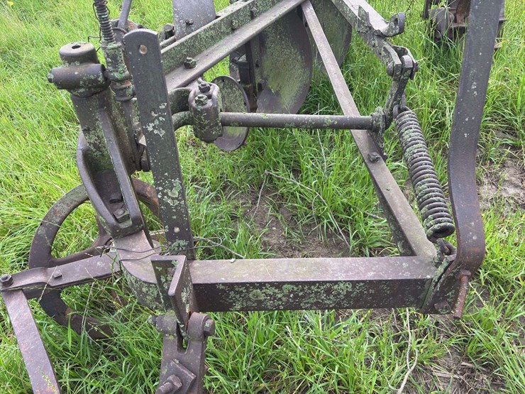 3-bottom-25”-terracing-plow-image-14