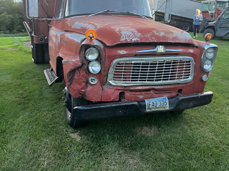 1961-ih--truck,-steel-box-and-hoist,-no-end-gate,-didnt-try-starting-it.-image-6