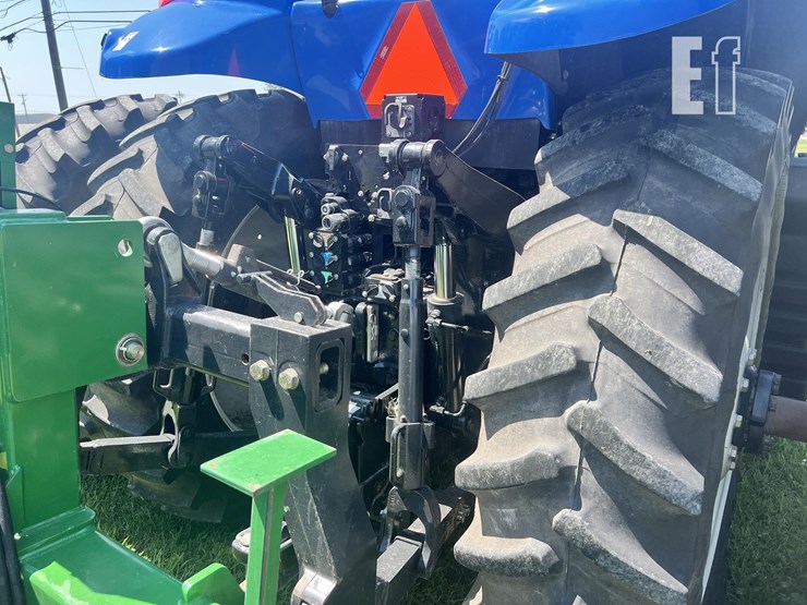 2013-new-holland-t8.330-image-12