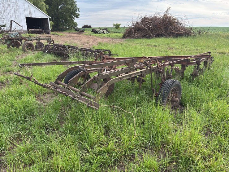moline-5-bottom-14”-pull-type-plow-image-1
