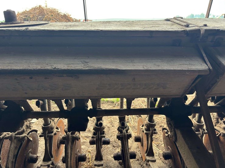 moline-8’-grain-drill-image-68