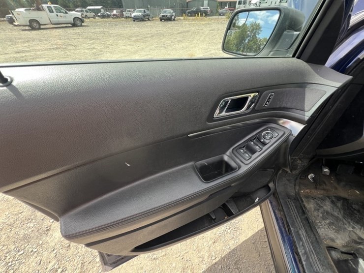 2017-ford-explorer-image-25