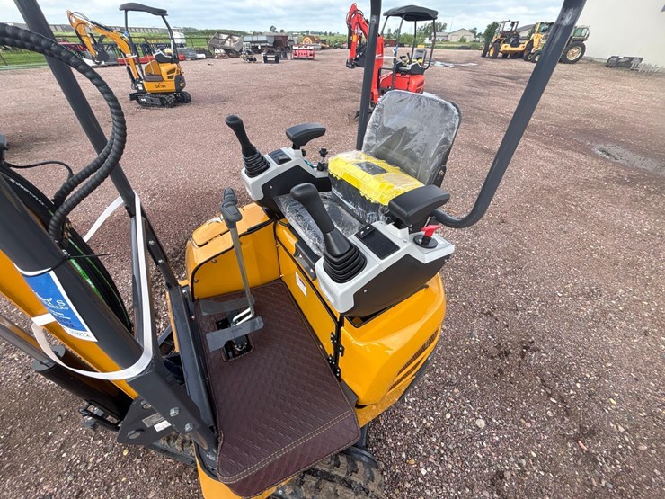 unused-2025-cfg-qk18r-mini-excavator-image-9