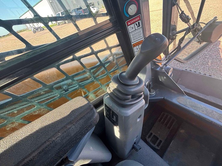 2015-mustang-1900-skid-steer-image-16