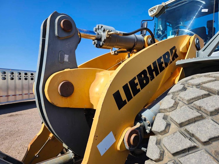 2017-liebherr-l586-image-10