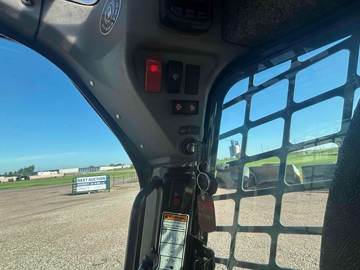 2015-mustang-1900-skid-steer-image-22