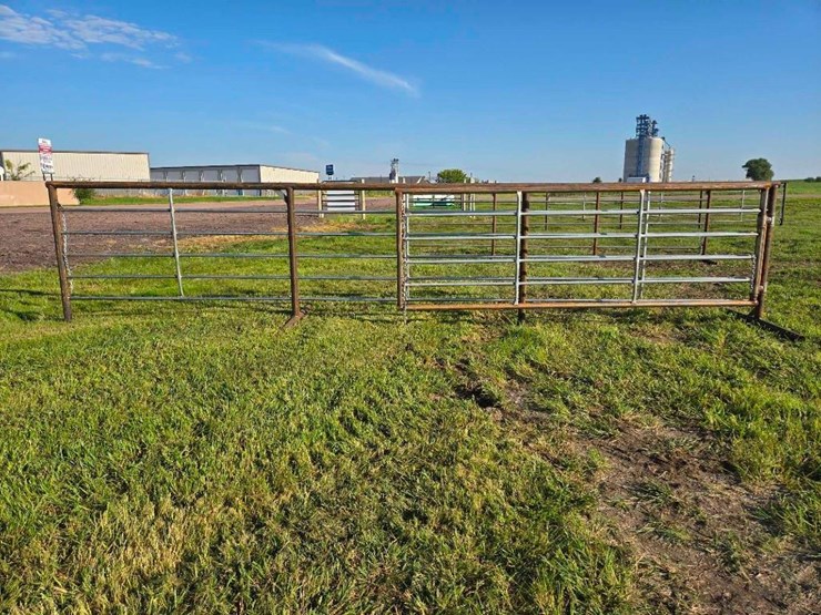 24-ft.-free-standing-panel-with-a-12-ft.-gate-image-4