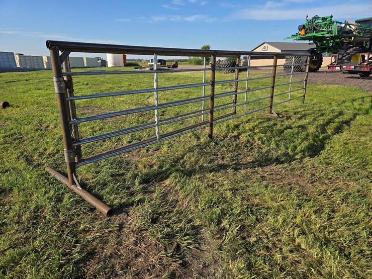 24-ft.-free-standing-panel-with-a-12-ft.-gate-image-3