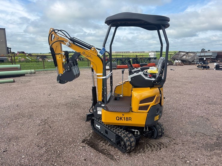 unused-2025-cfg-qk18r-mini-excavator-image-1