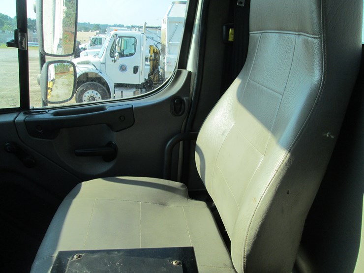 2016-freightliner-108sd-image-45