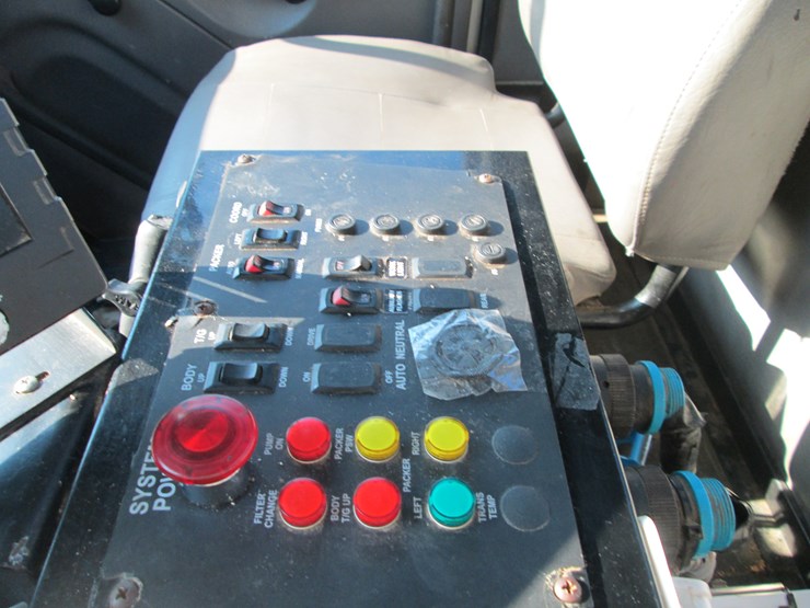2016-freightliner-108sd-image-47