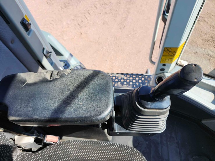2017-liebherr-l586-image-22