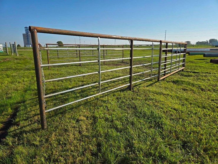 24-ft.-free-standing-panel-with-a-12-ft.-gate-image-1