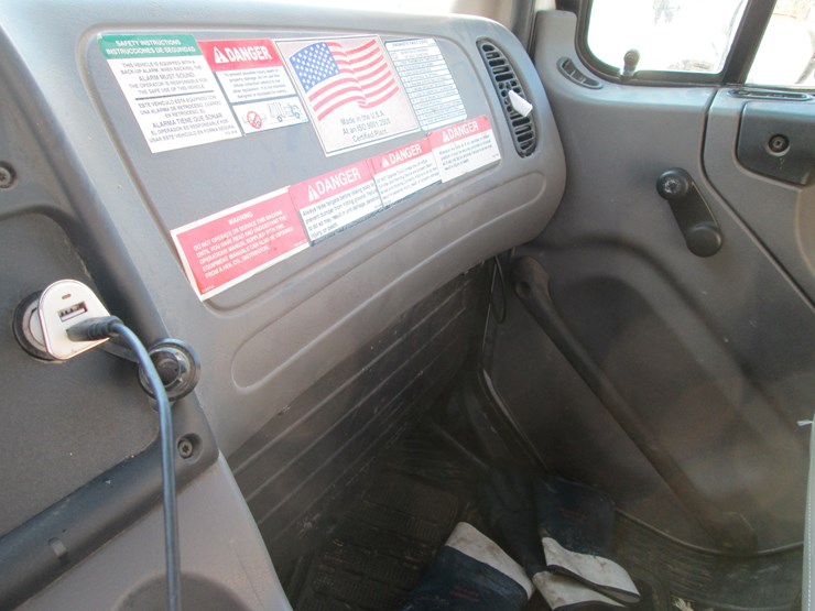 2016-freightliner-108sd-image-49