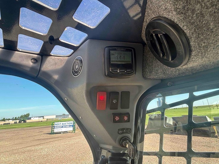 2015-mustang-1900-skid-steer-image-21