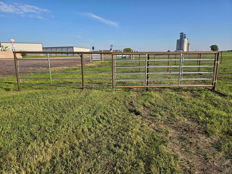 24-ft.-free-standing-panel-with-a-12-ft.-gate-image-4
