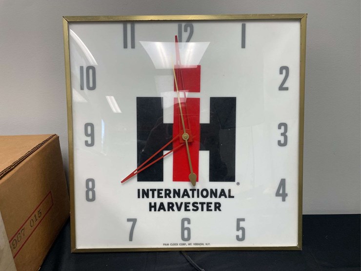 ih-lighted-clock-image-2