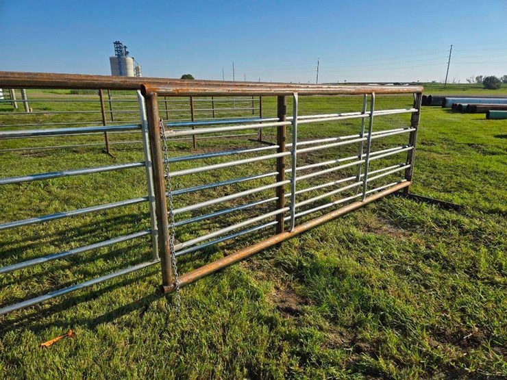 24-ft.-free-standing-panel-with-a-12-ft.-gate-image-5