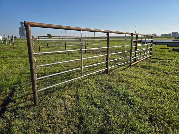24-ft.-free-standing-panel-with-a-12-ft.-gate-image-1