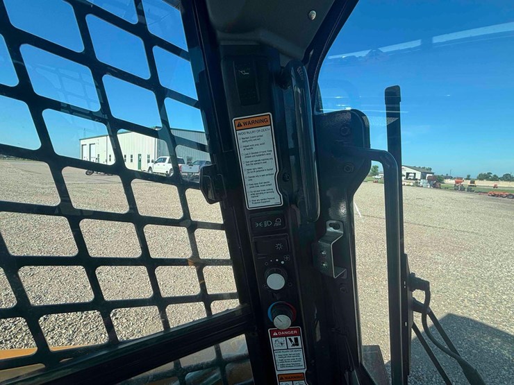 2015-mustang-1900-skid-steer-image-20