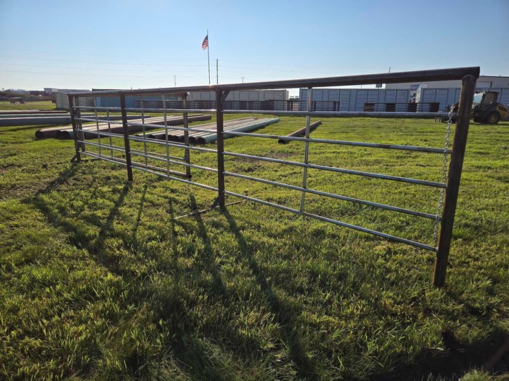 24-ft.-free-standing-panel-with-a-12-ft.-gate-image-2