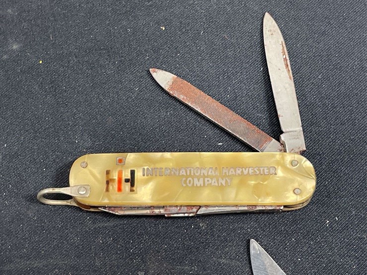 (2)-ih-pocket-knives-image-2