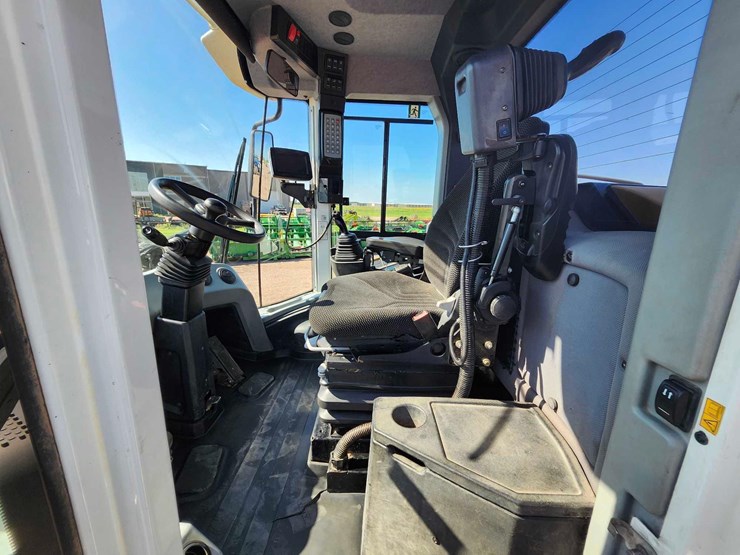 2017-liebherr-l586-image-15