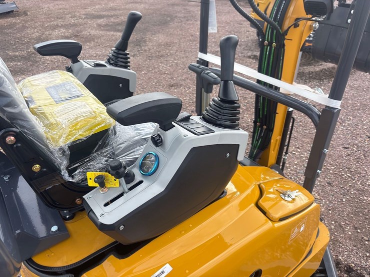 unused-2025-cfg-qk18r-mini-excavator-image-12
