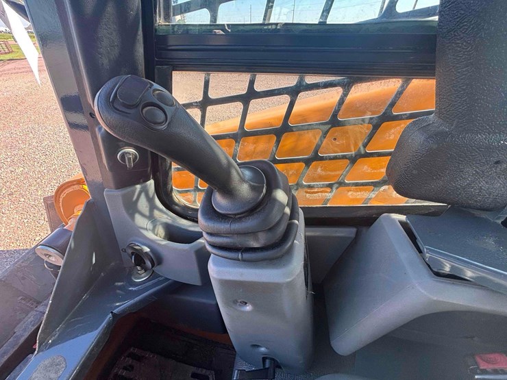 2015-mustang-1900-skid-steer-image-17