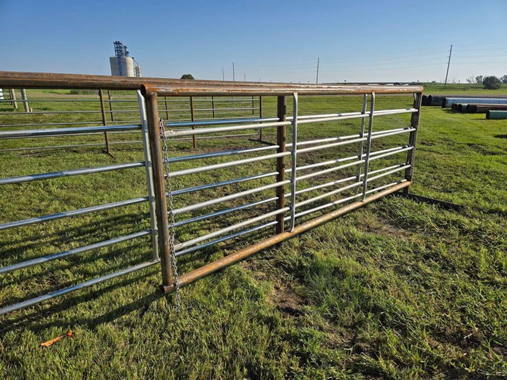 24-ft.-free-standing-panel-with-a-12-ft.-gate-image-5