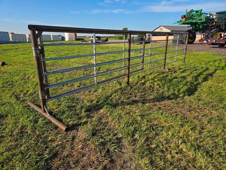 24-ft.-free-standing-panel-with-a-12-ft.-gate-image-3