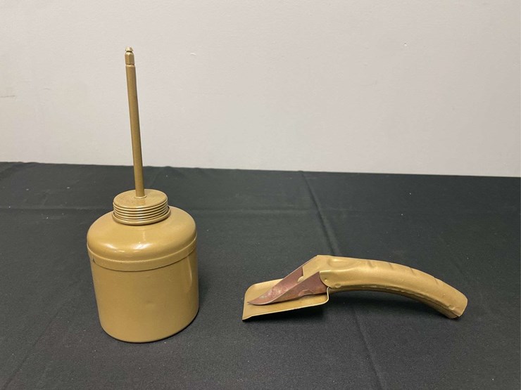 (2)-ih-oil-can-and-oil-can-spout-image-3