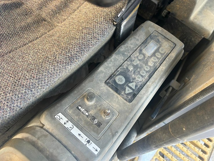 2005-deere-450-lc-image-62