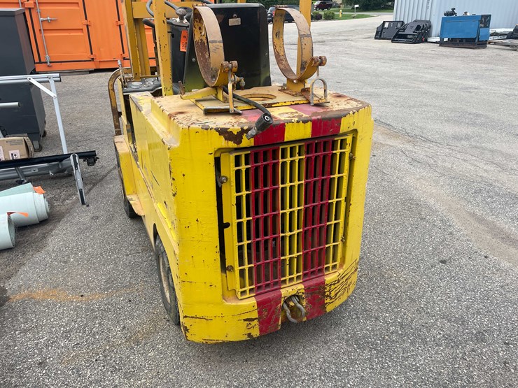 #1367-•-allis-chalmers-pneumatic-3000-lb.-capacity-forklift-(o3)-image-3
