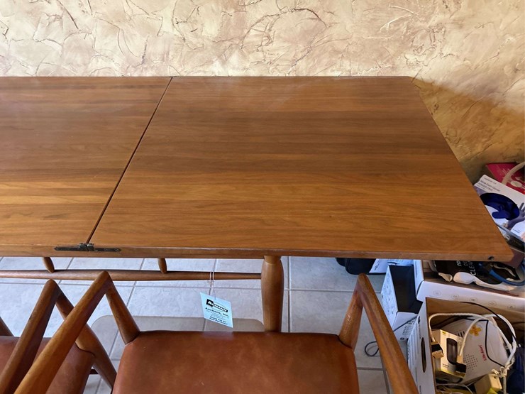 hendriden-heritage-table-and-two-chairs-image-3