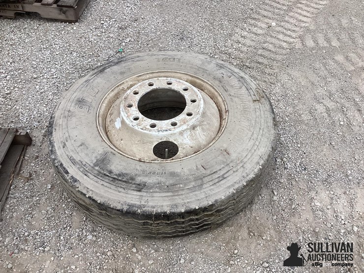 11r22.5-rim-&-tire-image-1