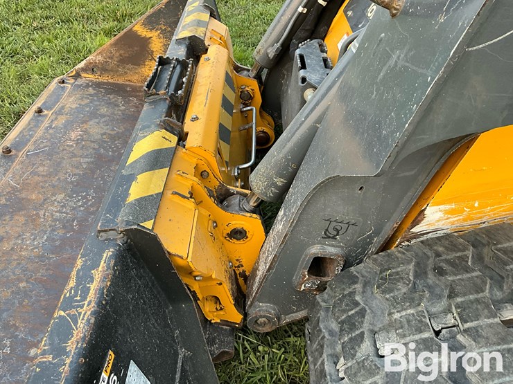 2017-deere-317g-image-15